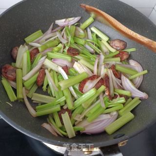 洋葱芹菜炒腊肠的做法步骤：8