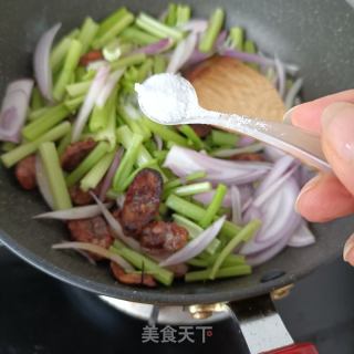 洋葱芹菜炒腊肠的做法步骤：7