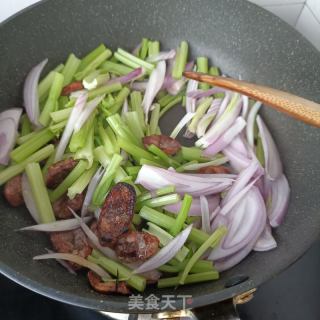 洋葱芹菜炒腊肠的做法步骤：6