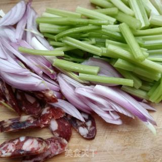 洋葱芹菜炒腊肠的做法步骤：3