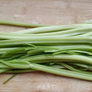 洋葱芹菜炒腊肠的做法步骤：1