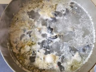 虫草花鲍鱼乌鸡汤的做法步骤：3