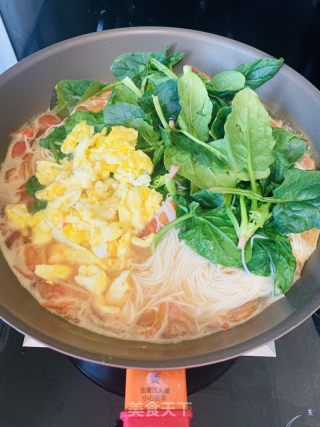 西红柿鸡蛋菠菜面的做法步骤：4