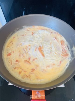 西红柿鸡蛋菠菜面的做法步骤：3