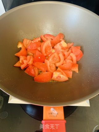 西红柿鸡蛋菠菜面的做法步骤：2
