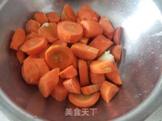 红萝卜炖丸子的做法步骤：1