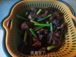 洋葱木耳炒蒜苔的做法步骤：9
