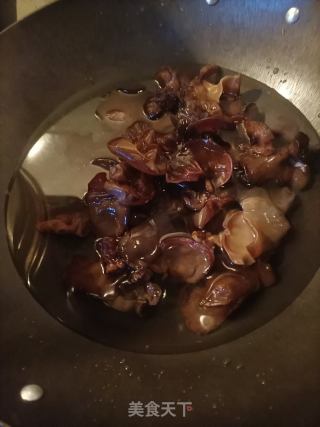 洋葱木耳炒蒜苔的做法步骤：7