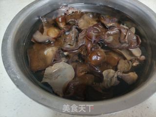 洋葱木耳炒蒜苔的做法步骤：1