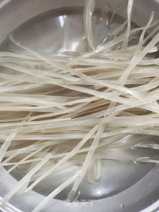 白菜豆腐炖粉条的做法步骤：1
