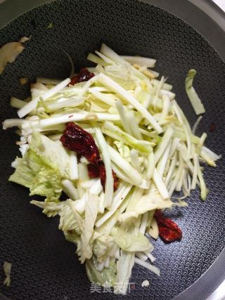 快手小炒之酸辣白菜的做法步骤：3