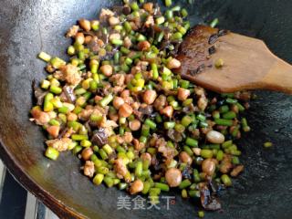 蒜薹丁酱炒肉末花生米的做法步骤：8