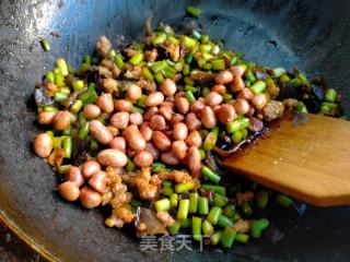 蒜薹丁酱炒肉末花生米的做法步骤：7