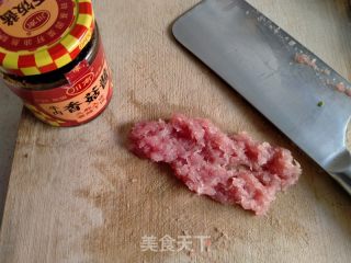 蒜薹丁酱炒肉末花生米的做法步骤：3