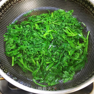 花生米拌茼蒿的做法步骤：2
