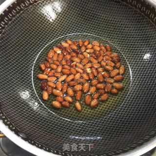 花生米拌茼蒿的做法步骤：1