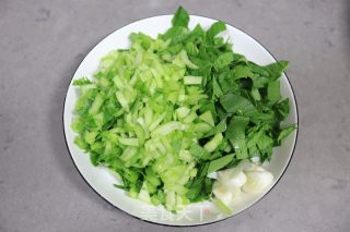 油菜炒杏鲍菇的做法步骤：2
