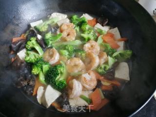 西兰花虾仁木耳烧豆腐的做法步骤：7