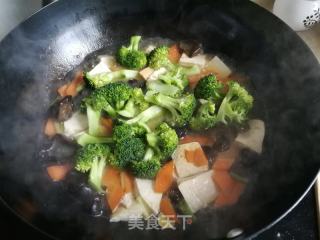 西兰花虾仁木耳烧豆腐的做法步骤：6