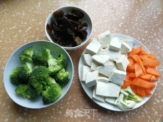 西兰花虾仁木耳烧豆腐的做法步骤：2