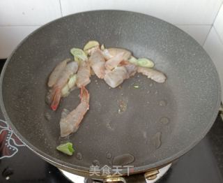 彩椒炒对虾的做法步骤：7
