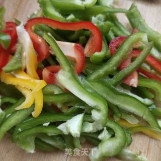 彩椒炒对虾的做法步骤：1
