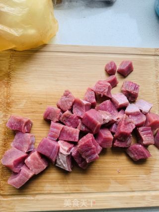咖喱牛肉炖土豆的做法步骤：1