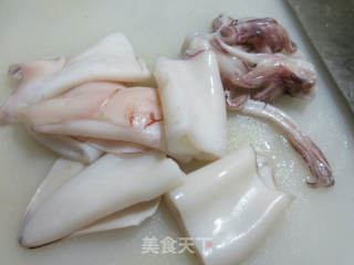鱿鱼烧鸡翅根的做法步骤：2