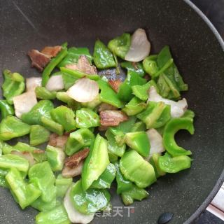 回锅肉炒圆椒的做法步骤：9