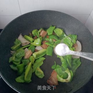 回锅肉炒圆椒的做法步骤：8
