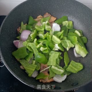 回锅肉炒圆椒的做法步骤：7