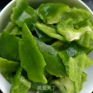 回锅肉炒圆椒的做法步骤：2