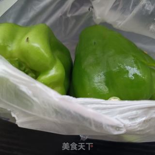 回锅肉炒圆椒的做法步骤：1