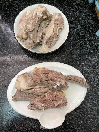 白萝卜羊排汤的做法步骤：1