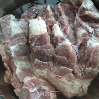 香辣龙骨炖时蔬的做法步骤：1
