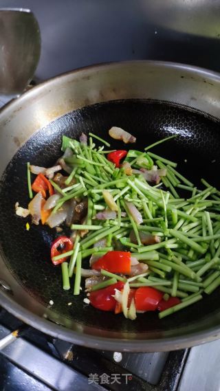 蓠蒿炒腊肉的做法步骤：6
