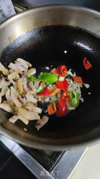 蓠蒿炒腊肉的做法步骤：5