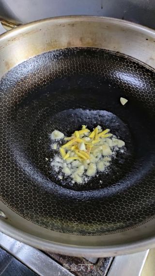 蓠蒿炒腊肉的做法步骤：3