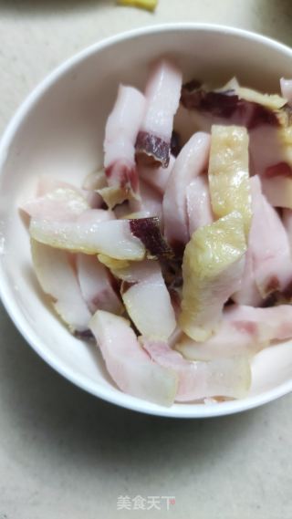 蓠蒿炒腊肉的做法步骤：2