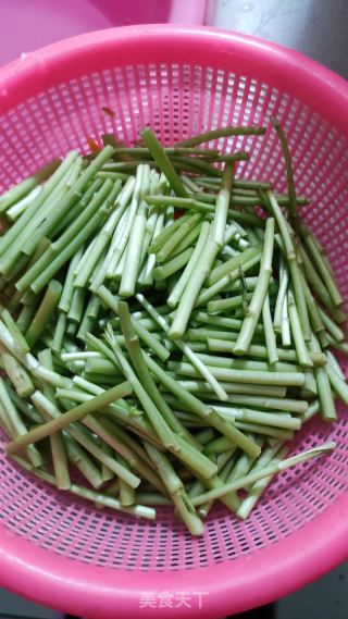 蓠蒿炒腊肉的做法步骤：1