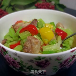 彩椒回锅肉丁炒芹菜。的做法步骤：8
