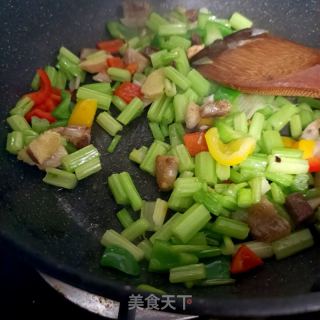 彩椒回锅肉丁炒芹菜。的做法步骤：7