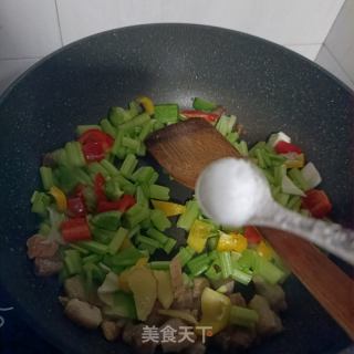 彩椒回锅肉丁炒芹菜。的做法步骤：6