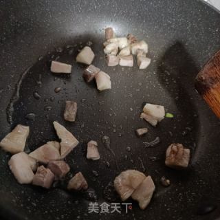 彩椒回锅肉丁炒芹菜。的做法步骤：5