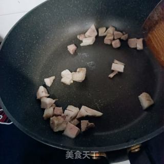 彩椒回锅肉丁炒芹菜。的做法步骤：4