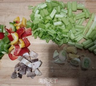 彩椒回锅肉丁炒芹菜。的做法步骤：3