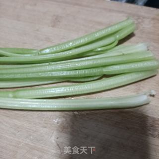 彩椒回锅肉丁炒芹菜。的做法步骤：2