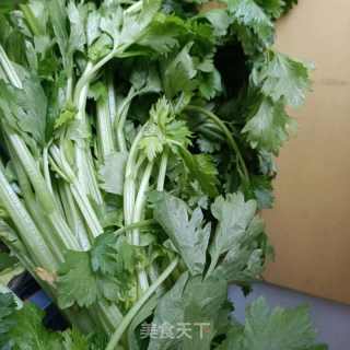 彩椒回锅肉丁炒芹菜。的做法步骤：1