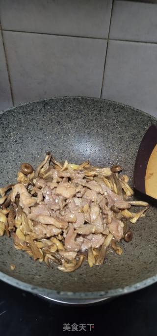 瘦肉炒鹿茸菇的做法步骤：9