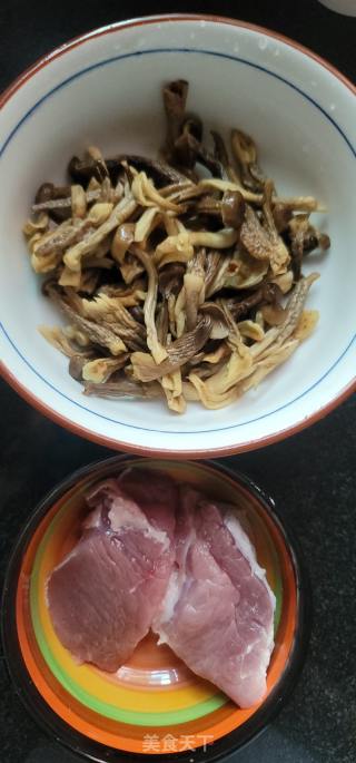 瘦肉炒鹿茸菇的做法步骤：2